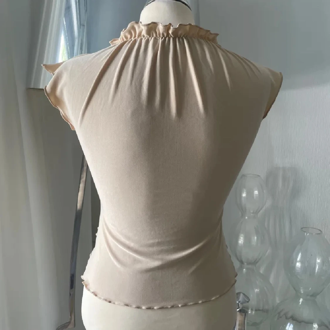 Beige omlott topp med volang - 2