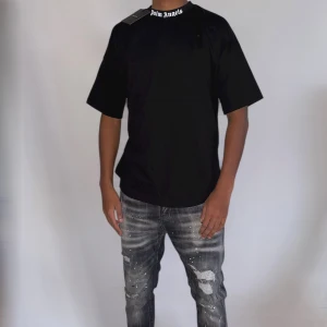 Palm angels tshirt strl S oversize - Helt ny. Fin replika med grym kvalitet. Modellen är 175cm lång bär storlek S. Pris: 799kr. Först till kvarn som gäller. Skickas direkt inom 24h