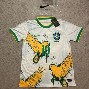 Neymar Jr tröja - Säljer en helt ny unik neymar Jr tröja i nummer 10. Storleken är S och är helt ny med tags på!