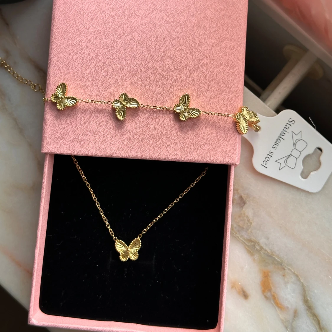 Guldigt fjärilshalsband i stål