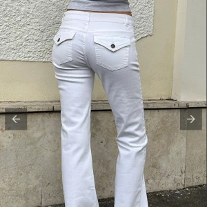 Subdued jeans - Vita lågmidjade bootcut jeans från subdued köptes nu under höstlovet i stockholm så hyfsat nya. Sitter små! Nypris 793kr