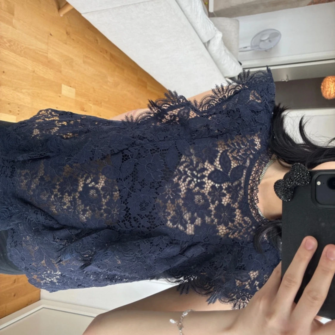 Mörkblå spetsblus med blommönster