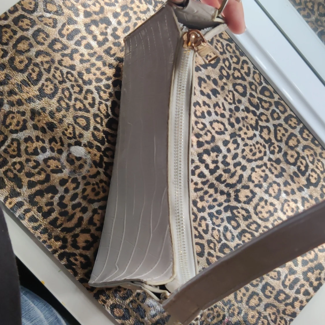 Vit hand/axelväska - 1