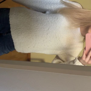 Beige stickad tröja från Vero Moda - Mysig beige stickad tröja från Vero Moda med rund halsringning och långärmad modell. Perfekt för lager-på-lager och passar till både jeans och kjol. Tröjan har en klassisk, enkel design och är superbekväm att bära.