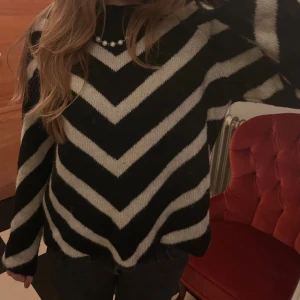 Stickad tröja - Snygg stickad tröja med svart och vita sträck. Passar ni till vintern den är varm och väldigt skön ❤️