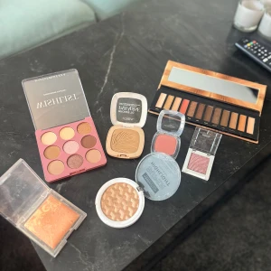 Stort sminkpaket med paletter & glow - Säljer ett sminkpaket med två ögonskuggspaletter i varma och neutrala toner, bronzer, rouge, highlighter och singelögonskuggor. Märken som Makeup Revolution, L'Oréal och Focallure. Perfekt för dig som gillar shimmer, glow och naturliga färger.