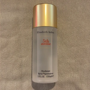 Elizabeth Arden 5th Avenue Spray - Stilren  spray från Elizabeth Arden, 5th Avenue. Flaskan rymmer 150 ml och är perfekt för dig som vill ha en klassisk touch i din vardag. Enkel att ta med och använda när du vill känna dig fräsch. Använt ca 2 sprut så i princip full. 