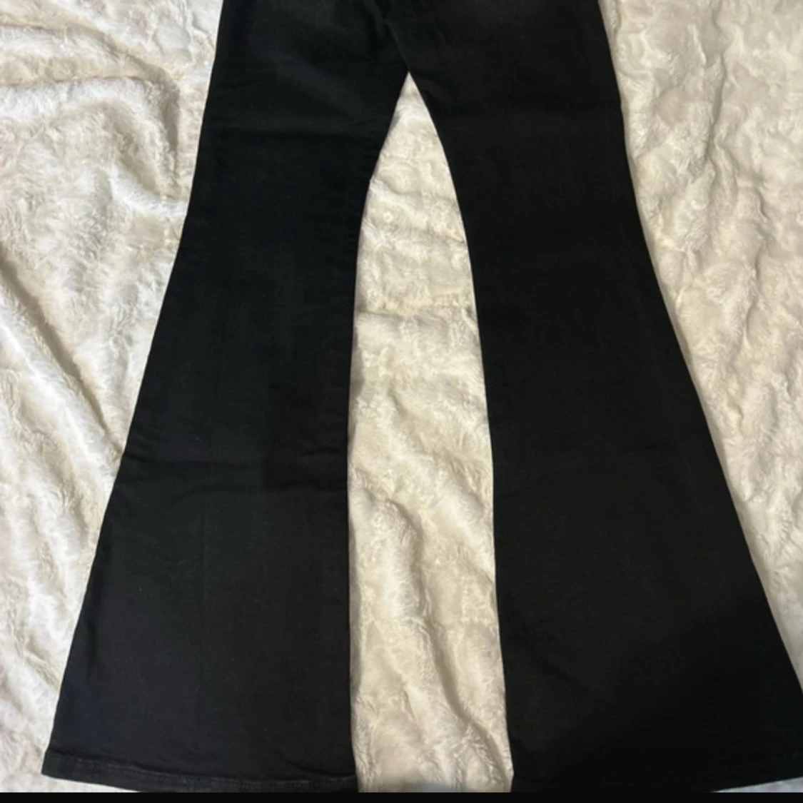 Svarta bootcut jeans med detaljer - 4