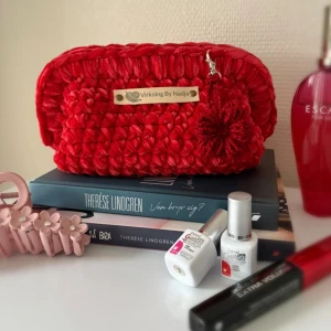 Virkad necessär (clutch bag) - Kelly - - Virkad necessär - Kelly -    ❤️  En handgjord necessär med ihopfälld         bar ram ❤️ Virkad i ett härligt chenille garn ❤️ Psst, namn etiketten går att ta bort om         så önskas ❤️ Storlek M: Bred ca 17 cm - Lång ca 22        cm  ❤️ Virkad av mig @virkningbynadja  (Kolla min profil för fler färger)   Kolla gärna in min Instagram för mer, @virkningbynadja ✨
