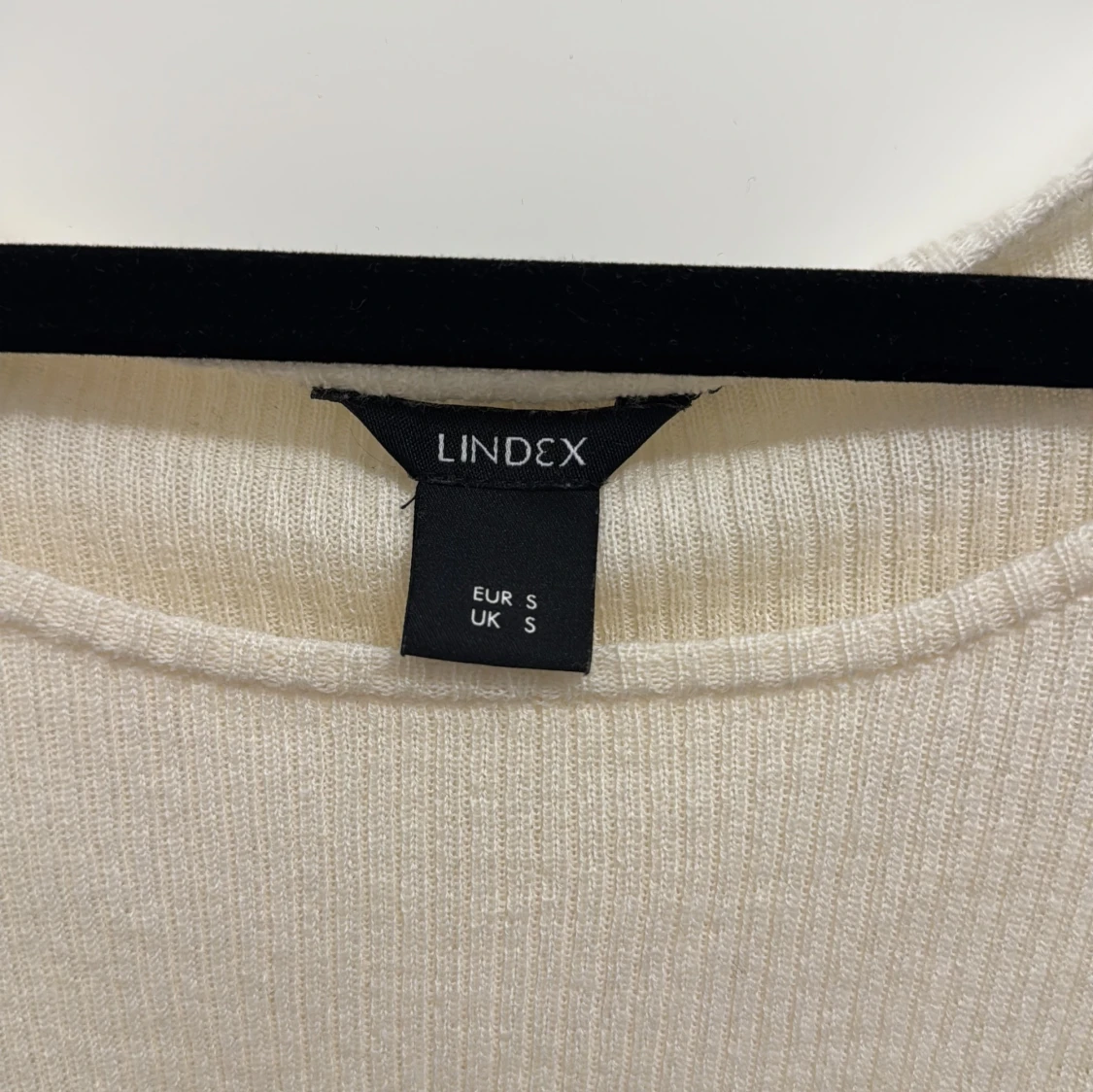 Ribbad beige tröja med trumpetärm - 1