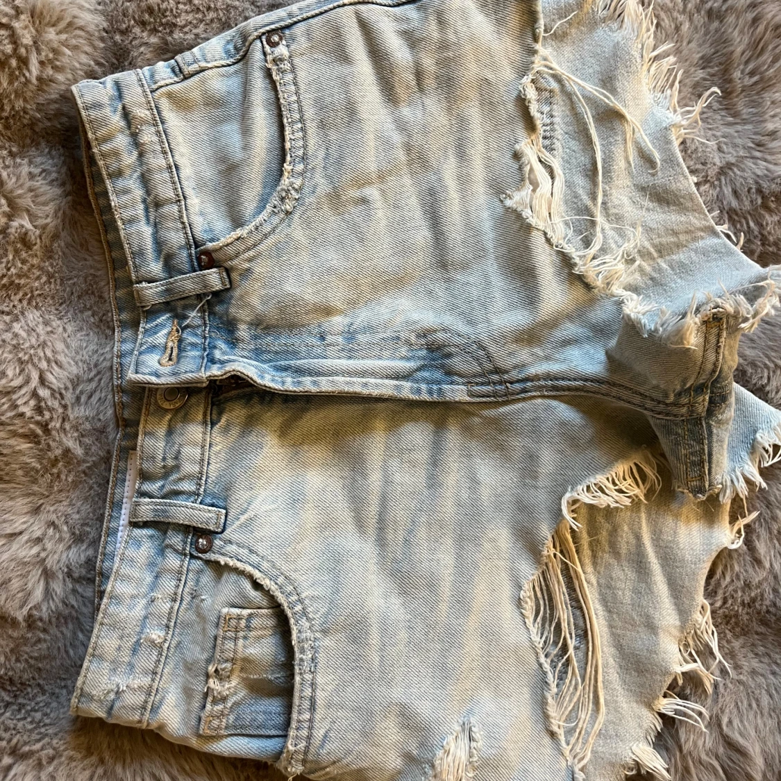 Ljusblå denimshorts med fransar - 1