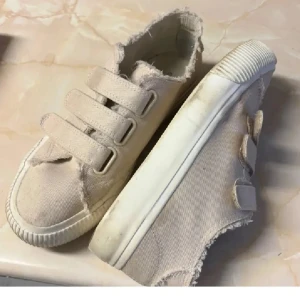 Populära skor från Even&Odd - Populära skor från Even&Odd, är inte så använda. Är du intresserad av att köpa så görs det självklart rent🩷