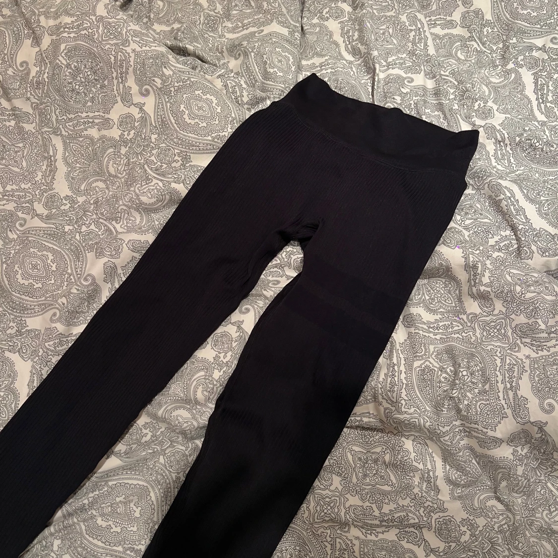 Svarta ribbade leggings från STRONGER