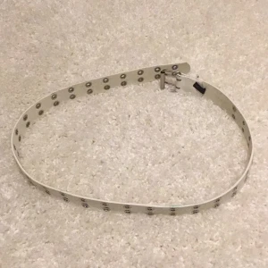 Vitt skärp/bälte - Ett vitt skärp/bälte från New Yorker, passar S/M använd några gånger. Kan mäta det om någon är intresserad! Passar väldigt bra till jeans🫶🏼❤️