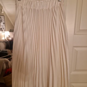 Kjol - Fin vit kjol från H&M. Får inte riktigt med hela längden, kan skicka mer bilder om man är intresserad. Öppen för prisförslag!