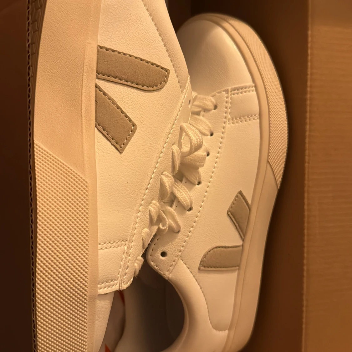 Vita sneakers från Veja strl 38 - 4