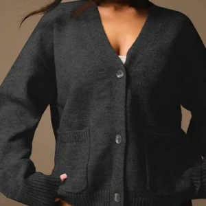 Mörkgrå kofta med knappar - Populär kofta