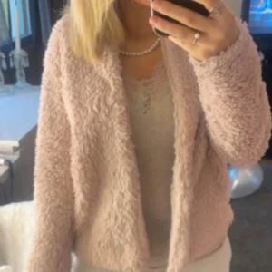 ljusrosa jacka från hm! - Superfin teddyjacka från H&M. Jackan har en loose passform och är långärmad, perfekt för att hålla dig varm och snygg under höst och vinter. Materialet är syntet och ger en mysig känsla. Enkel att matcha med dina favoritoutfits!💕💕st xs men skulle kunna passa xxs lika bra
