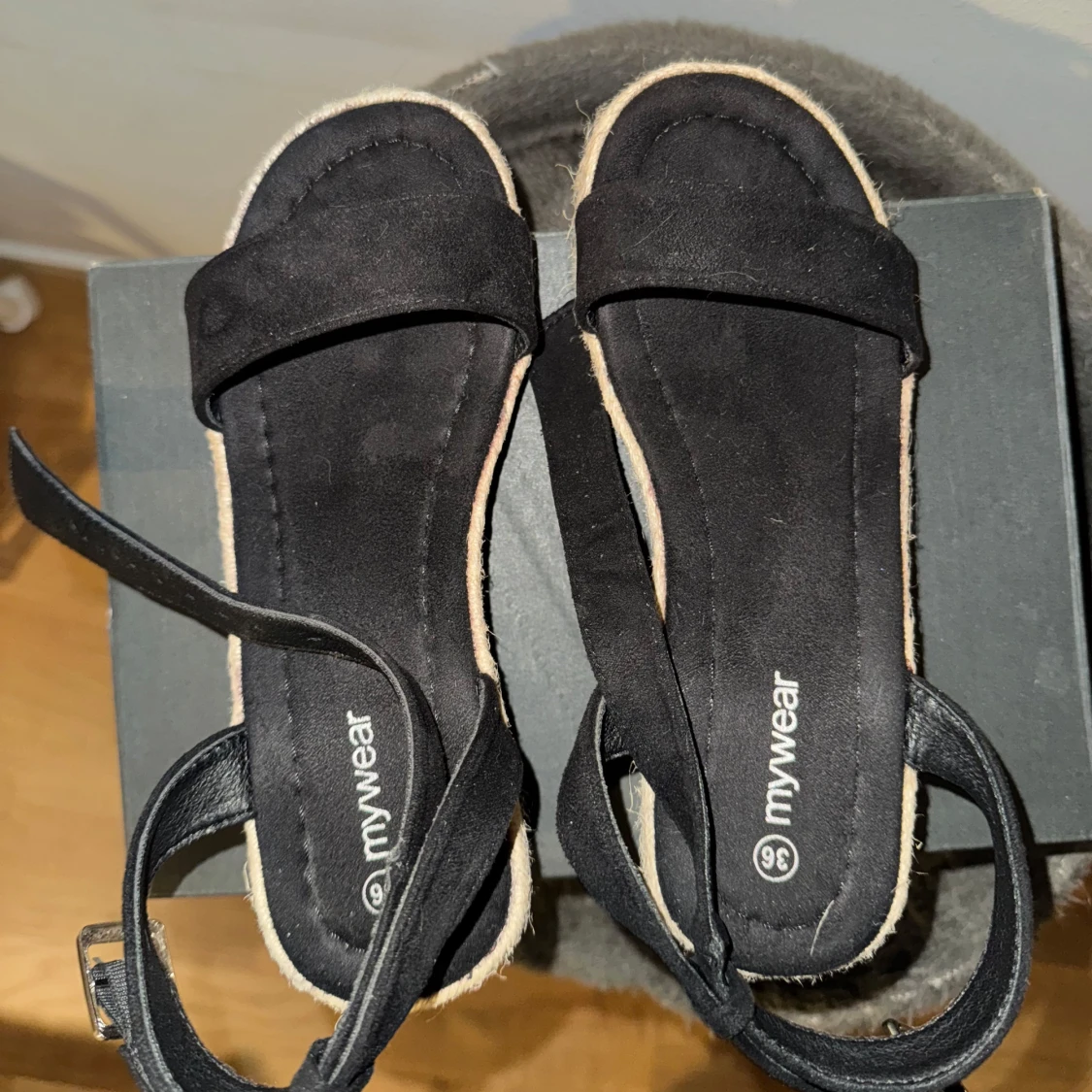 Svarta platåsandaler  - 1