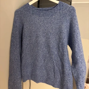 Blå stickad tröja - Söt blå stickad tröja med rund halsringning och långa ärmar. Riktigt bra skick! Sticks inget. Lätt att matcha med jeans eller kanske en kjol!💙🩵