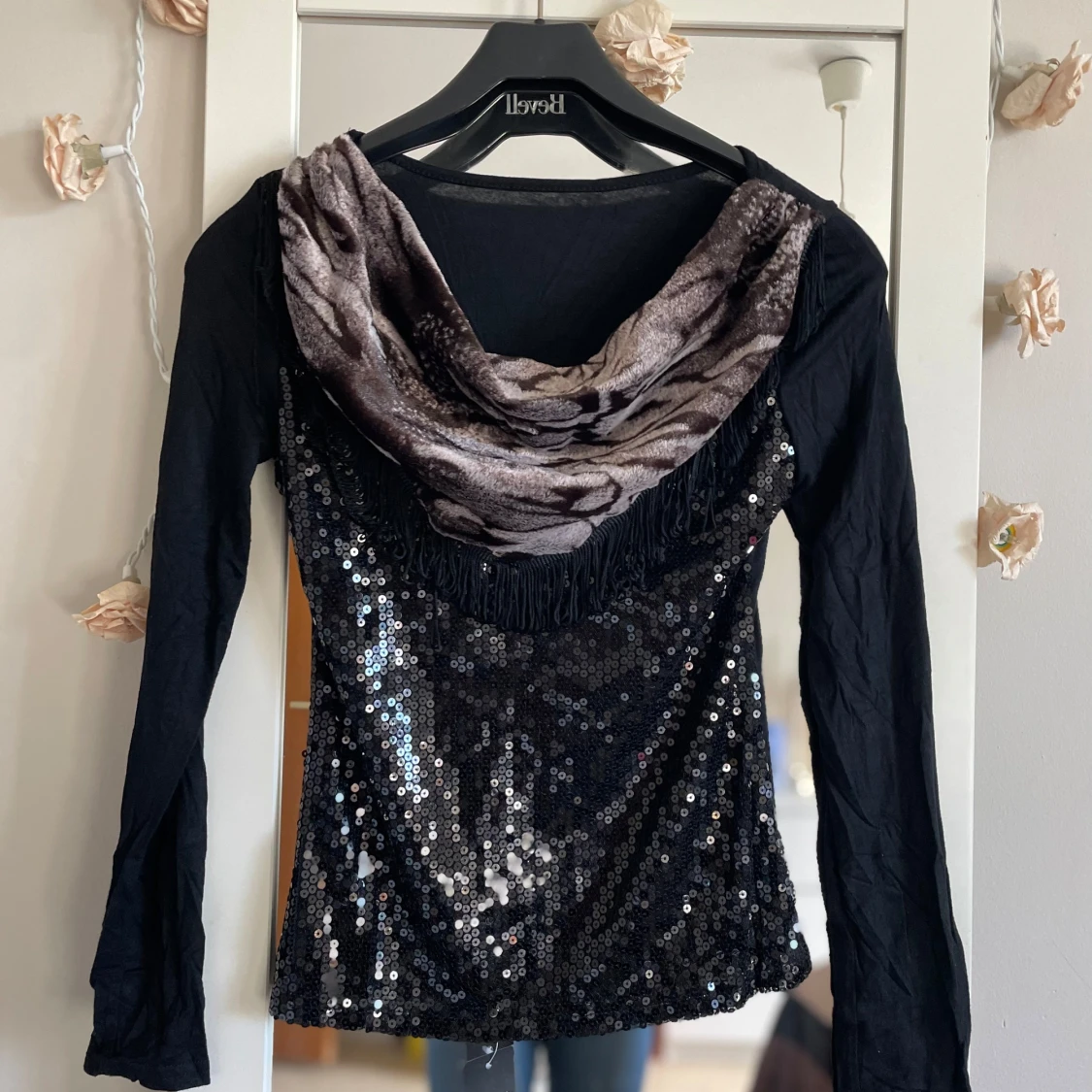 Svart paljettopp med mönstrad krage - 1