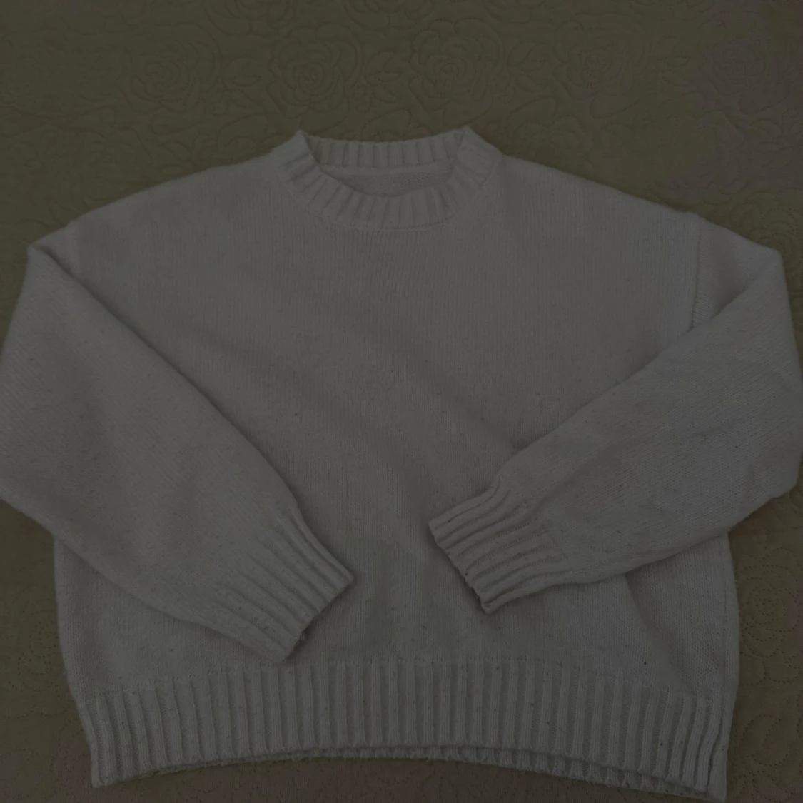 Vit  stickad tröja med rund hals - 1