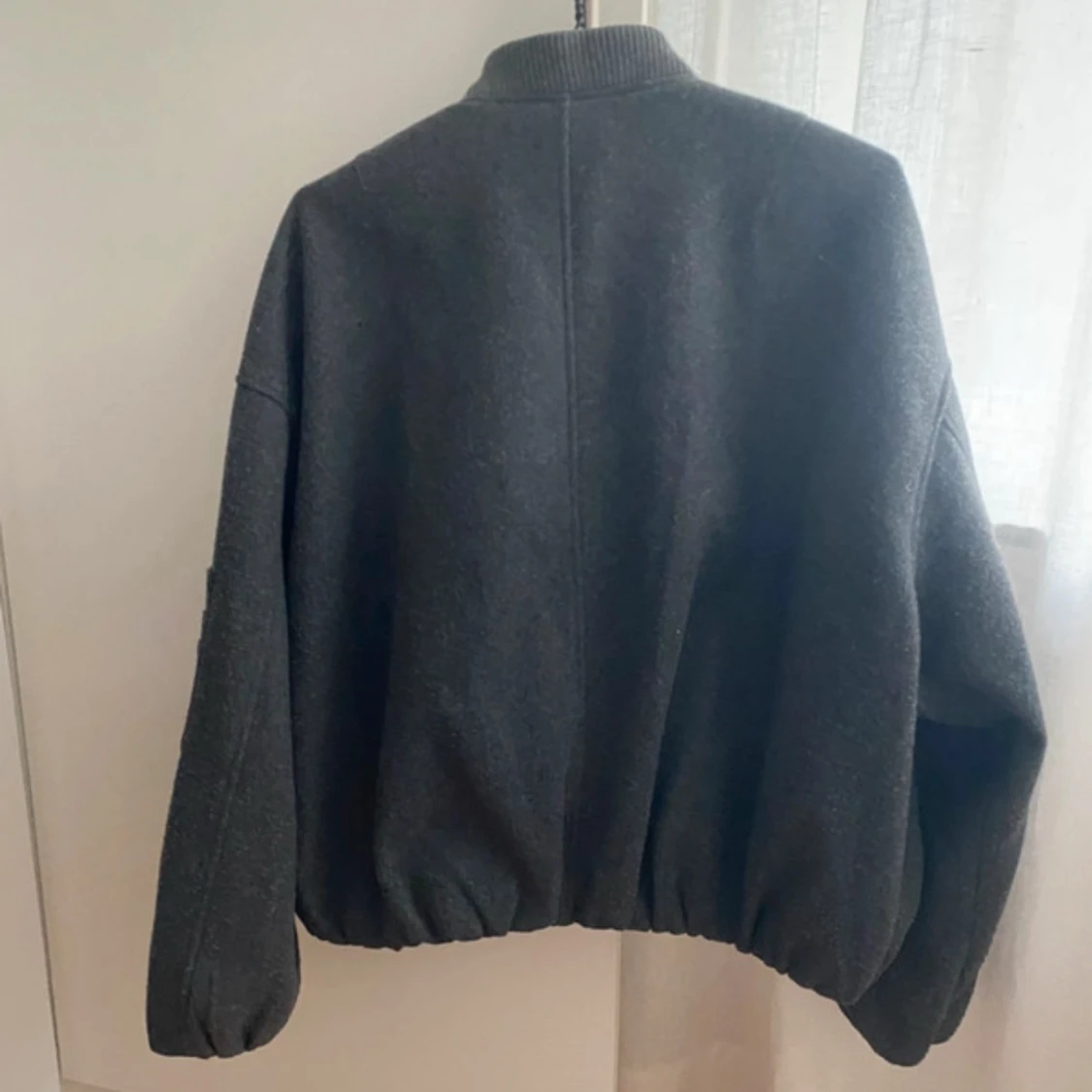 Mörkgrå bomberjacka från Zara - 2