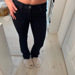 Mörkblå skinny jeans med låg midja - Snygga mörkblå jeans med medelhög midja och utsvängd passform. Klassisk femficksmodell i stretchigt jeanstyg som sitter tajt upptill. Perfekta för dig som gillar en ren look och vill ha ett par stilrena jeans i garderoben.