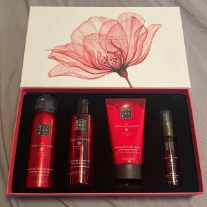 Rituals The Ritual of Ayurveda presentbox - Lyxig presentbox från Rituals med serien The Ritual of Ayurveda. Innehåller duschskum, duscholja, body cream och en hår- och kroppsmist. Alla produkter har en djup röd design och doftar av indisk ros och sötmandelolja. Perfekt för dig som älskar spa-känsla hemma. De är endast provade.