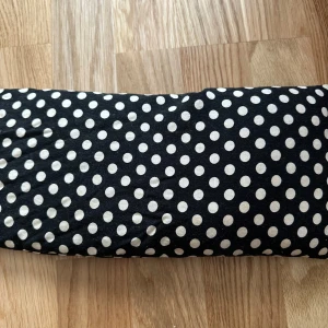 Svart Prickig Vetekudde - Säljer denna vetekudden dels pga flytt och dels för att jag inte har använt den på länge. Har använt den några fåtal gånger, men den är fortfarande i bra skick.
