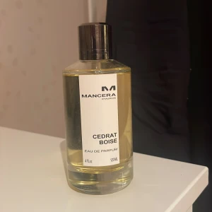 Mancera Parfym - En riktig härlig doft från Nische-huset Mancera! Cedrat Boise är perfekt för en höst eller vår dag. Köpt för lite mer än ett år sedan men väl bevarad och inte mycket förbrukat. Skriv vid frågor och såklart kan pris diskuteras vid snabb affär!
