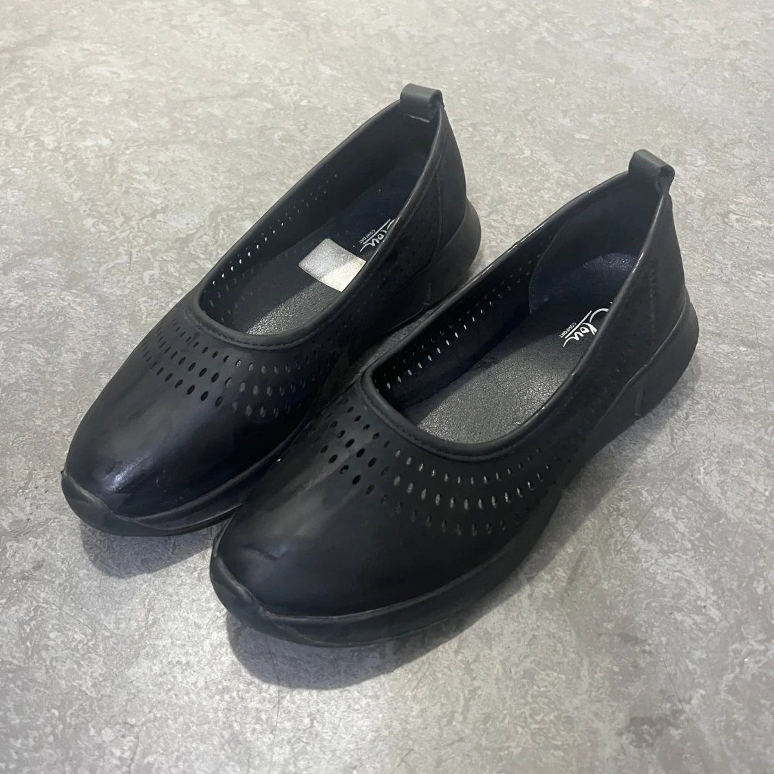 Svarta ballerinaskor i skinn från Clou