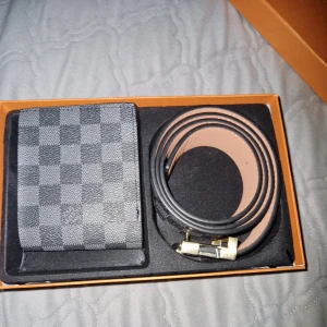 Lv bälte&plånbok - Båda är helt nya. Förpackningen är för båda två.