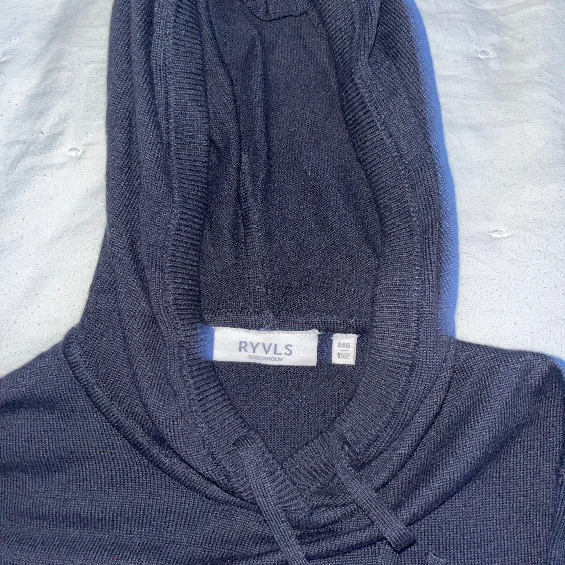 Mörkblå stickad hoodie från RYVLS - 2