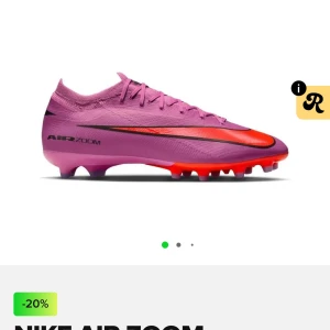 Nike Air Zoom rosa fotbollsskor - Säljer ett par Nike Air Zoom fotbollsskor i en riktigt snygg rosa färg med röda och svarta detaljer. Skorna har snörning och en smidig, aerodynamisk form som passar perfekt för snabba rörelser på planen. Sulan är designad för bra grepp på konstgräs . Perfekta för dig som vill sticka ut!