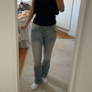 Ljusblå bootcut jeans - Svinsnygga ljusblå jeans från Bershka!!