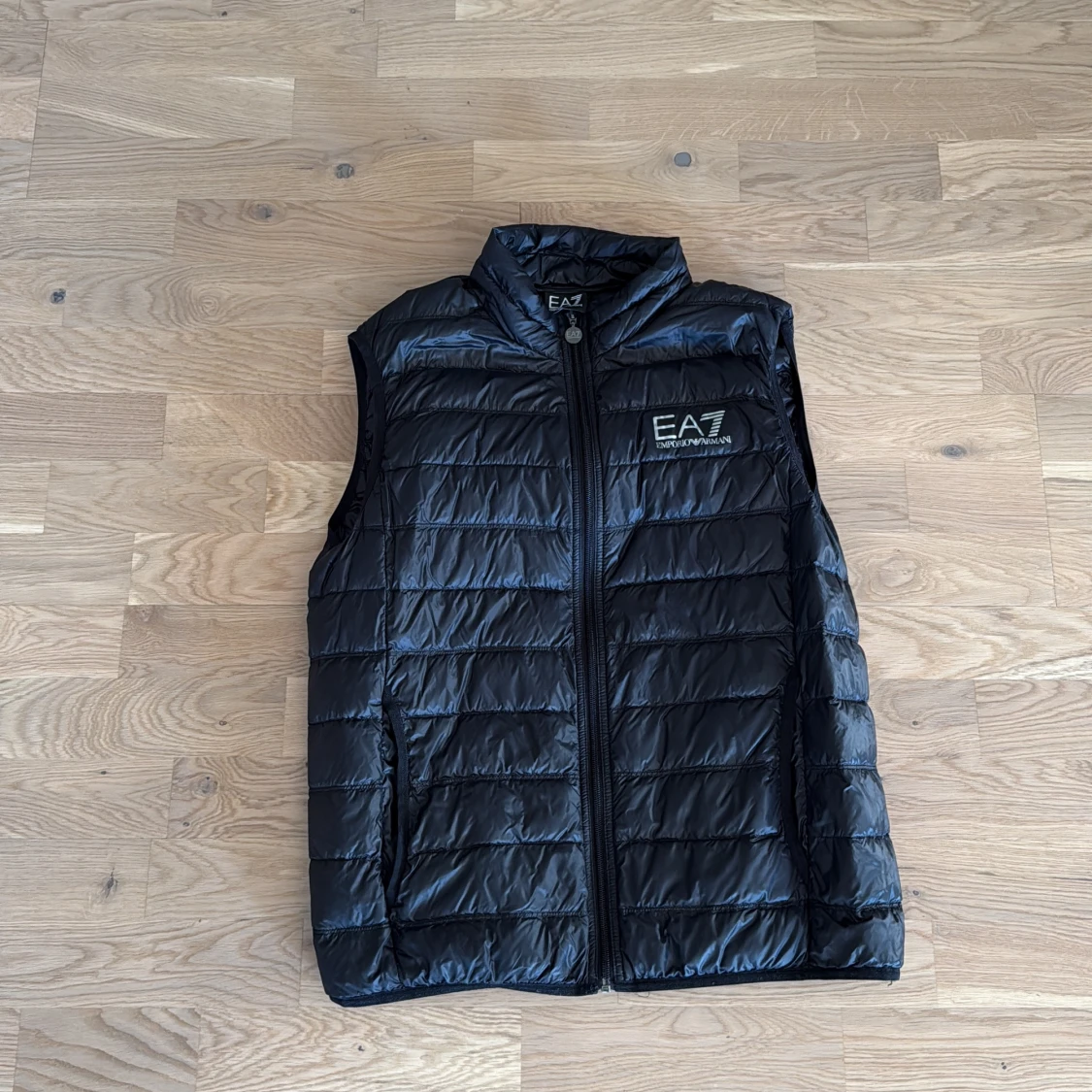 Svart dunväst från EA7 Emporio Armani