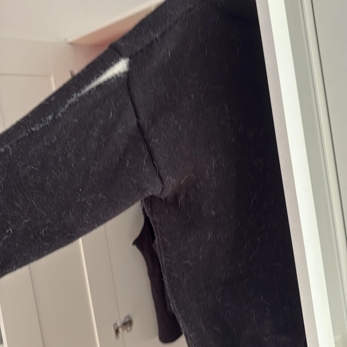 Svart stickad tröja med blått tryck - 2