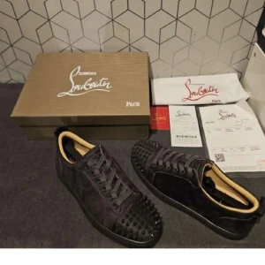 Gråa Louboutin skor - Snygga gråa sneakers från Christian Louboutin i             mocka med nitar || Storlek 41 || Allt på bilden medföljer || Pris går att diskuteras vid snabb affär