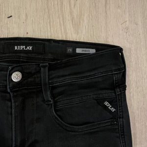 Replay anbass - Storlek📐: W29 L32 (kan sys upp till önskad storlek innan frakt) Skick: 7/10 (mycket bra) Defekter: Nej! Modell: Replay anbass (hyperflex)👖 Vid frågor eller intresse är det bara att höra av sig🤝 Frakt sker inom 24h🚚📦
