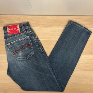 Jacob Cohën Limited Edition Jeans | W32 - Tvärfeta Limited Edition jacob cohen jeans i snygg tvätt😁| Modell: 620 limited | W32 | Defekter: Ja, back patchen (se bild 1) | Midja: 78 cm | Innerben: 78 cm | Ytterben: 101 cm | Måttavvikelser +-1 cm | Modellen är 175 cm och väger 70 kg | Vänligen kontrollera mått innan köp🤗 | Tveka inte att kontakta mig vid övriga frågor😁!