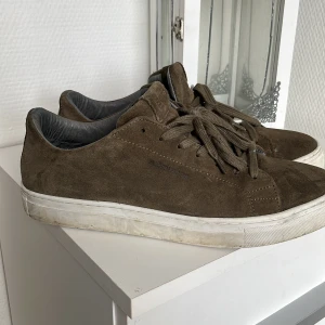 Bruna mockasneakers från Björn Borg - Björn Borg skor som är knappt använda och snygga med inga skador bara lite smuts 