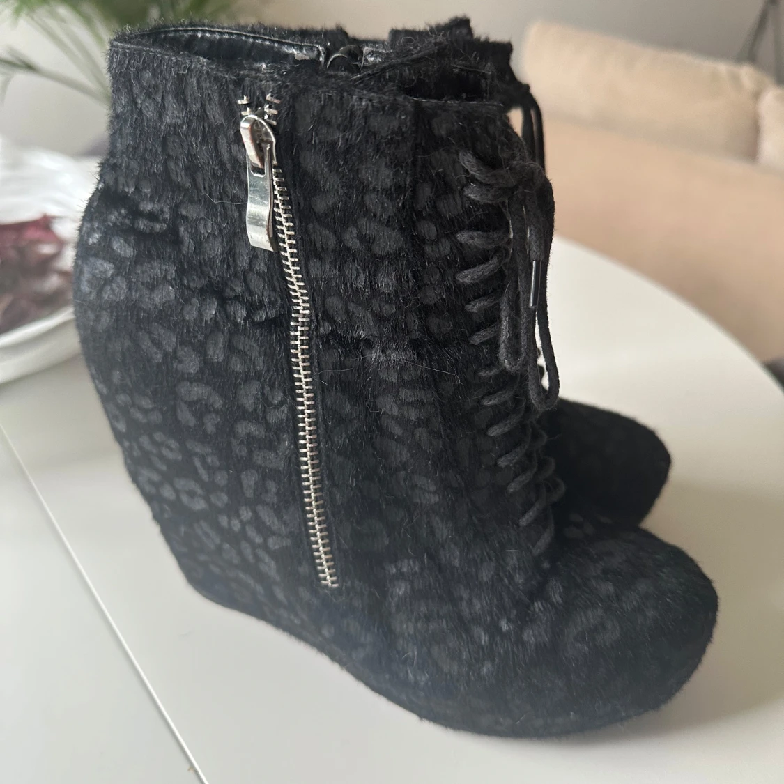 Svarta leopard kilklackar   - 1