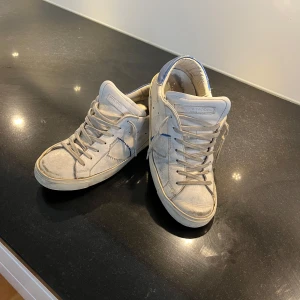 Philippe Model  - Säljer ett par vita Philippe Model skor i strl 40/41 bra skick, pris kan diskuteras, låda fås med 