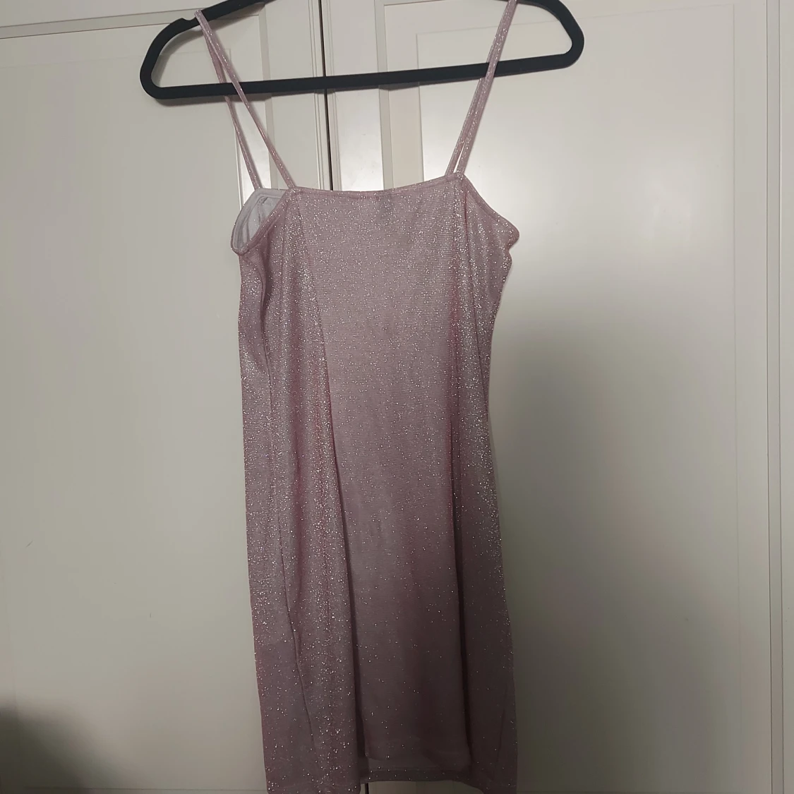 Glittrig rosa/lavendel färgad klänning DIVIDED