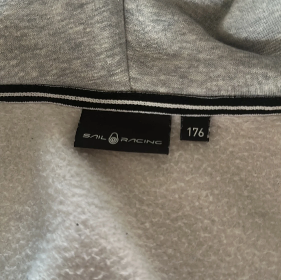 Grå hoodie från Sail Racing med dragkedja - 2