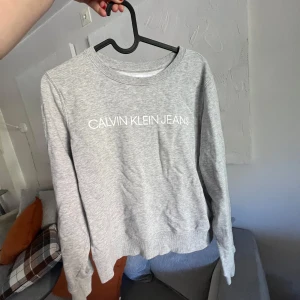 Sweatshirt Calvin Klein Jeans - Grå snygg sweatshirt från Calvin Klein Jeans i storlek XS. Mycket bra skick!!! 