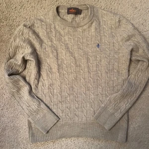 Kabelstickad Morris tröja - Hej säljer nu denna Morris tröja i merinoull  i storlek XS men den är nu jätteliten i storleken så passar kanske någon runt 150cm! Så här sitter den på mig som är 161cm (se bild 4) Nypris 1600kr