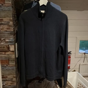 Ziptröja  - Säljer en schysst ziptröja från JOOP!, bomull&kashmir blandning, strl S och passar mig bra som är 170cm och väger 60kg förutom att den är lite lång i armarna! Rekommenderas till någon som bär M!