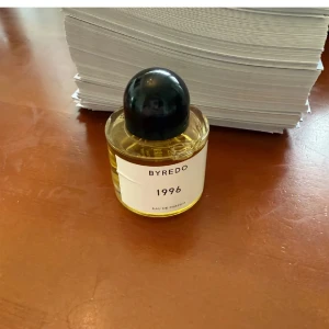 Byredo 1996 Eau de Parfum - Byredo 1996 Eau de Parfum – en ikonisk doft i stilren flaska. Perfekt för dig som vill sticka ut med något unikt och trendigt. En favorit bland unga vuxna som gillar exklusiva parfymer.